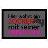 Fussmatte mit Gummirand bedruckt mit: Hier wohnt ein Zocker mit seiner Prinzessin und ein Kontroller 2 Viereck-Dreieck-Kreis-X