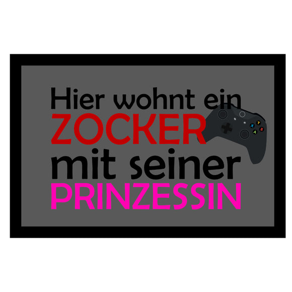 Fussmatte mit Gummirand bedruckt mit: Hier wohnt ein Zocker mit seiner Prinzessin und ein Kontroller 1 X-Y-B-A
