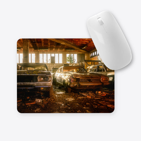 Ein Mousepad mit tollem Motiv Lost Place Garage bedruckt.
