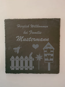 Schiefertafel mit Gravurtext  Herzlich Willkommen bei Familie mit Wunschname personalisierbar und Gartenhäuschen Motiv  Größe: ca. 20x20cm