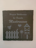 Schiefertafel mit Gravurtext  Herzlich Willkommen bei Familie mit Wunschname personalisierbar und Gartenhäuschen Motiv  Größe: ca. 20x20cm