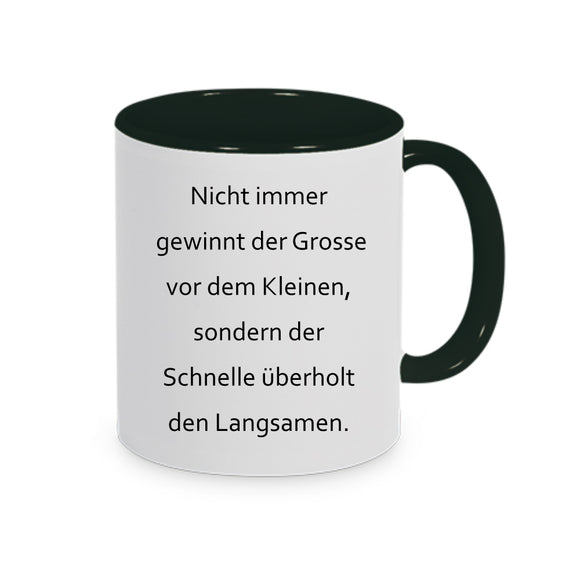 Tasse Weiß bedruckt mit Spruch: Nicht immer gewinnt der Grosse vor dem Kleinen, sondern der Schnelle überholt den Langsamen.