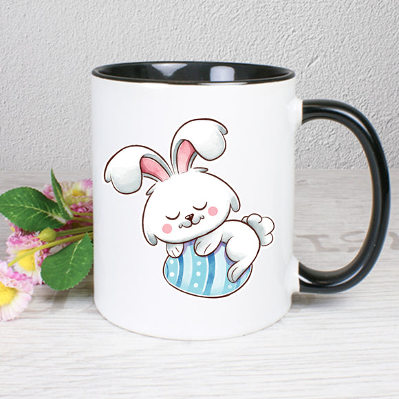 Hase schläft auf Ei - personalisierbar - Tasse