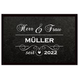 Mr. and Mrs. mit Wunschname und Jahr personalisierte Fussmatte