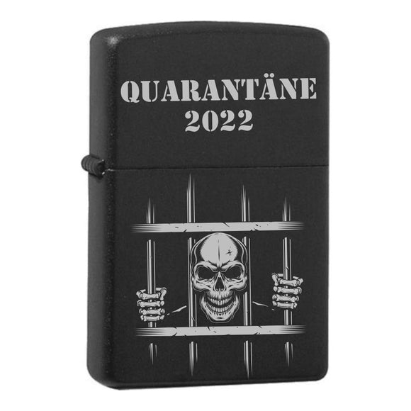 Quarantäne 2022 graviertes Zippo Black Matte mit Chrom-Kern