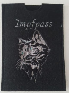 selbstgenähte Impfpasshüllle aus schwarzem Filz bestickt mit einem schönen Katzenmotiv