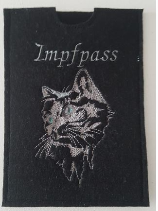 selbstgenähte Impfpasshüllle aus schwarzem Filz bestickt mit einem schönen Katzenmotiv