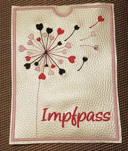 Impfpasshülle aus Kunstelder mit Schmetterling und Impfpass bestickt