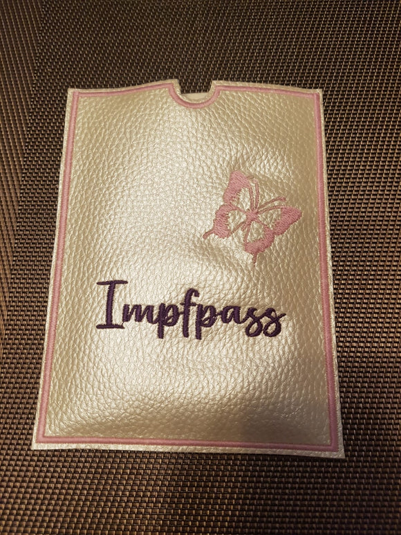 Impfpasshülle aus Kunstelder mit Schmetterling und Impfpass bestickt