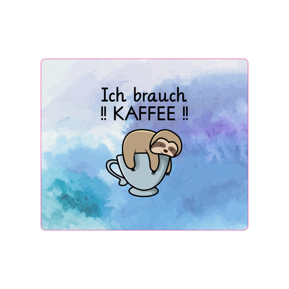 Mousepad mit Faultier auf Tasse liegend mit dem Spruch: Ich brauch !! KAFFEE !! Hintergrund Wasserfarben blau