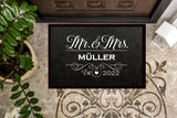 Mr. and Mrs. mit Wunschname und Jahr personalisierte Fussmatte