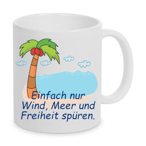 Tasse Weiß bedruckt mit Spruch: Einfach Meer, Wind und Freiheit spüren - Motiv: Strand mit Meer und Palme