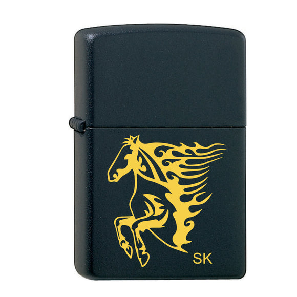 Pferd abstrakt mit Initialen personalisiertes graviertes Zippo Black Matte mit Messing-Kern