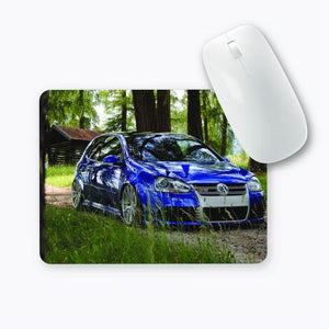 R32 im Gras Mauspad