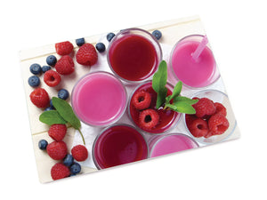 Glas-Schneidebrett mit Beerensaft und Früchte in Lila, Pink Tönen