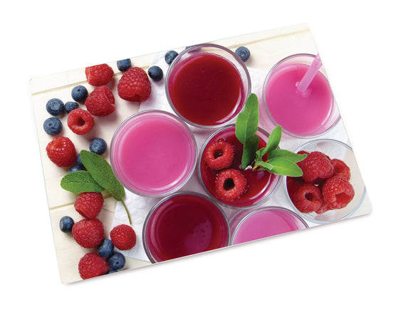 Glas-Schneidebrett mit Beerensaft und Früchte in Lila, Pink Tönen