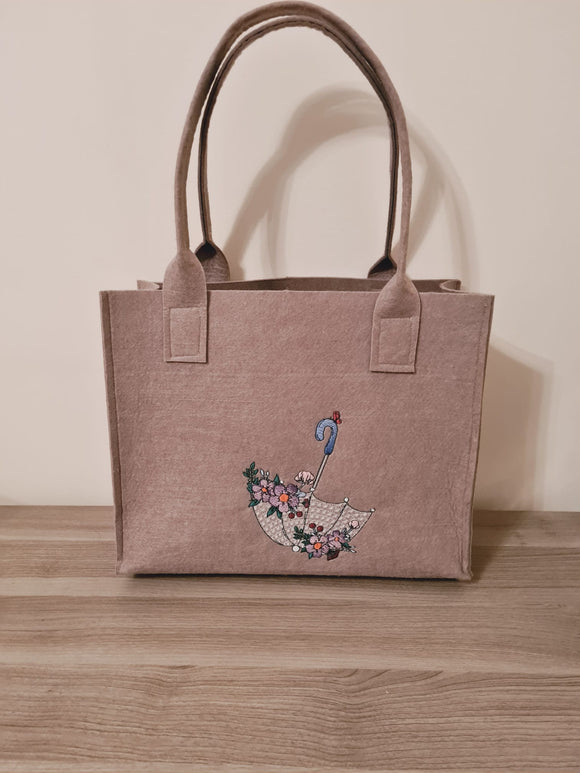 Shopper Tasche aus braunem Filz mit Stickmotiv Schirm Blumen bestickt.