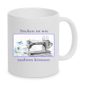 Tasse Weiß bedruckt mit Spruch: Sticken ist wie zaubern können - Motiv: Nähmaschine