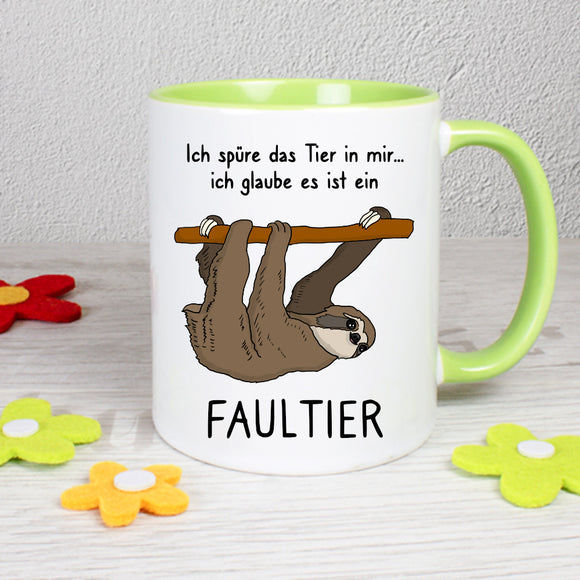 Tasse mit hellgrünem Henkel und bedruckt mit Motiv und Spruch: Ich spüre das Tier in mir... ich glaube es ist ein Faultier.