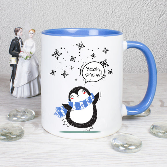 Tasse Weiß/Blau bedruckt mit Spruch: Yeah, snow! - Motiv: Schneeflocken und Pinguin - Farbe Schal: Blau