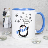Tasse Weiß/Blau bedruckt mit Spruch: Yeah, snow! - Motiv: Schneeflocken und Pinguin - Farbe Schal: Blau