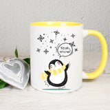Tasse Weiß/Gelb bedruckt mit Spruch: Yeah, snow! - Motiv: Schneeflocken und Pinguin - Farbe Schal: Gelb
