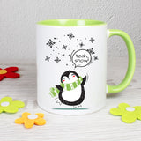 Tasse Weiß/Grün bedruckt mit Spruch: Yeah, snow! - Motiv: Schneeflocken und Pinguin - Farbe Schal: Grün