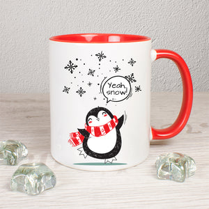 Tasse Weiß/Blau bedruckt mit Spruch: Yeah, snow! - Motiv: Schneeflocken und Pinguin - Farbe Schal: Blau