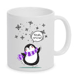 Tasse Weiß bedruckt mit Spruch: Yeah, snow! - Motiv: Schneeflocken und Pinguin - Farbe Schal: Lila
