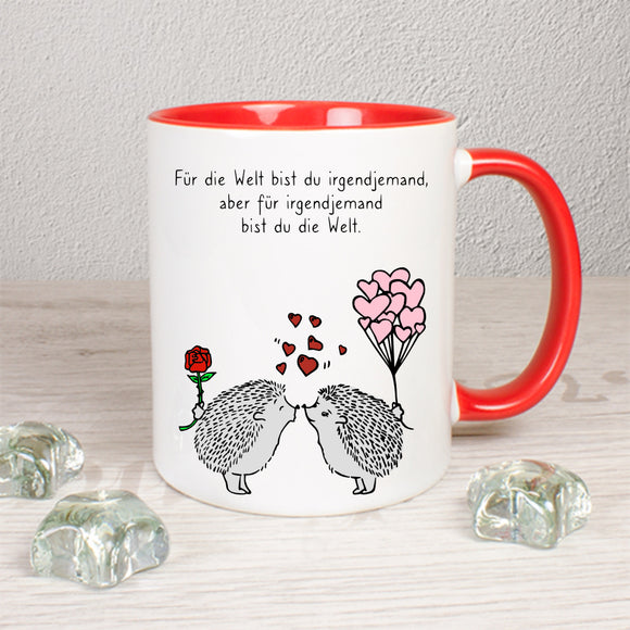 Tasse Weiß/Rot bedruckt mit Spruch: Für die Welt bist du irgendjemand, aber für irgendjemand bist du die Welt. mit Igel
