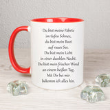 Tasse Weiß/Rot Seite 1 bedruckt mit Spruch: Du bist meine Fährte im tiefen Schnee, du bist mein Boot auf rauer See. Du bist mein Licht in einer dunklen Nacht. Du bist mein frischer Wind an einem heißen Tag. Mit Dir bei mir bekomm ich alles hin.