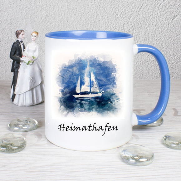 Tasse Weiß/Blau bedruckt mit Wasserfarbenbild von einem Segelschiff und darunter steht: Heimathafen