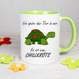 Tasse Weiß/Grün bedruckt mit Spruch: Ich spüre das Tier in mir es ist eine Chillkröte. - Motiv: Schildkröte