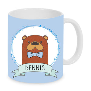 Tasse Weiß bedruckt mit Motiv: Otter im Kreis mit Fliege mit Wunschname. Hintergrund Blau