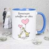 Tasse Weiß/Blau bedruckt mit Spruch: Gemeinsam schaffen wir alles mit Giraffen. 