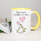 Tasse Weiß/Gelb bedruckt mit Spruch: Gemeinsam schaffen wir alles mit Giraffen. 