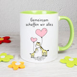 Tasse Weiß/Grtün bedruckt mit Spruch: Gemeinsam schaffen wir alles mit Giraffen. 