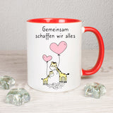 Tasse Weiß/Rot bedruckt mit Spruch: Gemeinsam schaffen wir alles mit Giraffen. 