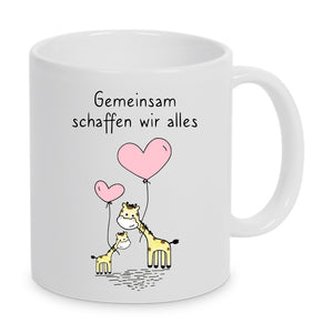 Tasse Weiß bedruckt mit Spruch: Gemeinsam schaffen wir alles mit Giraffen. 