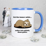 Tasse Weiß/Blau bedruckt mit Spruch: Ich bin immer müde... außer ich schlafe, dann gehts. mit schlafendem Faultier