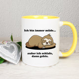 Tasse Weiß/Gelb bedruckt mit Spruch: Ich bin immer müde... außer ich schlafe, dann gehts. mit schlafendem Faultier