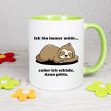 Tasse Weiß/Grün bedruckt mit Spruch: Ich bin immer müde... außer ich schlafe, dann gehts. mit schlafendem Faultier