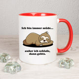 Tasse Weiß/Rot bedruckt mit Spruch: Ich bin immer müde... außer ich schlafe, dann gehts. mit schlafendem Faultier