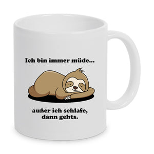 Tasse Weiß bedruckt mit Spruch: Ich bin immer müde... außer ich schlafe, dann gehts. mit schlafendem Faultier