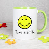 Tasse Weiß/Grün mit Smiley und Spruch bedruckt: Take a smile