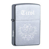 Tiroler Adler mit Name personalisiert Zippo chrome gebürstet mit weißer Gravur.  Einzigartig, denn der Name wird links an der Seite des Zippos graviert.