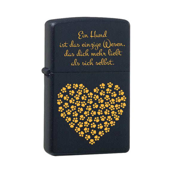 Ein Hund ist das einzige Wesen, das dich mehr liebt als sich selbst mit Pfotenherz Black Matte mit Messing-Kern Original Zippo graviert