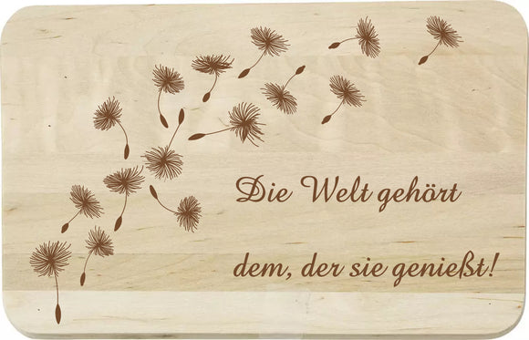 Die Welt gehört dem, der sie genießt! - Holz-Schneidebrett Birke graviert
