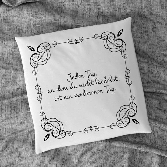 Kuschelkissen bedruckt mit Rahmen und Spruch: Jeder Tag, an dem du nicht lächelst, ist ein verlorener Tag.