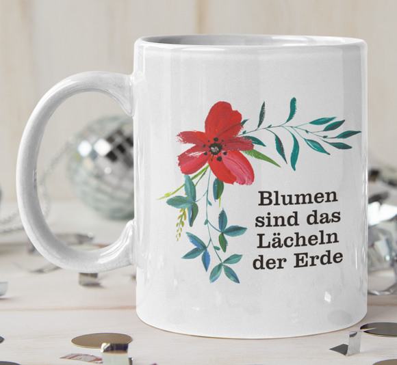 Tasse Weiß bedruckt mit Spruch: Blumen sind das Lächeln der Erde. Farbe der Blume: Rot